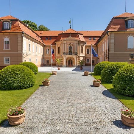 Hotel Zamek Stirin Velke Popovice Exterior photo