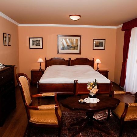 Hotel Zamek Stirin Velke Popovice Exterior photo