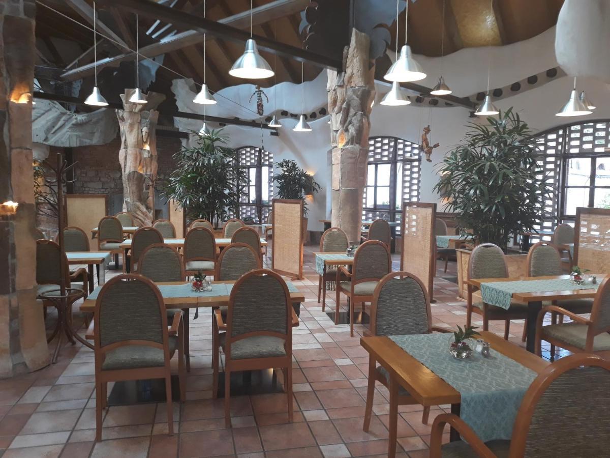 Hotel Zamek Stirin Velke Popovice Exterior photo