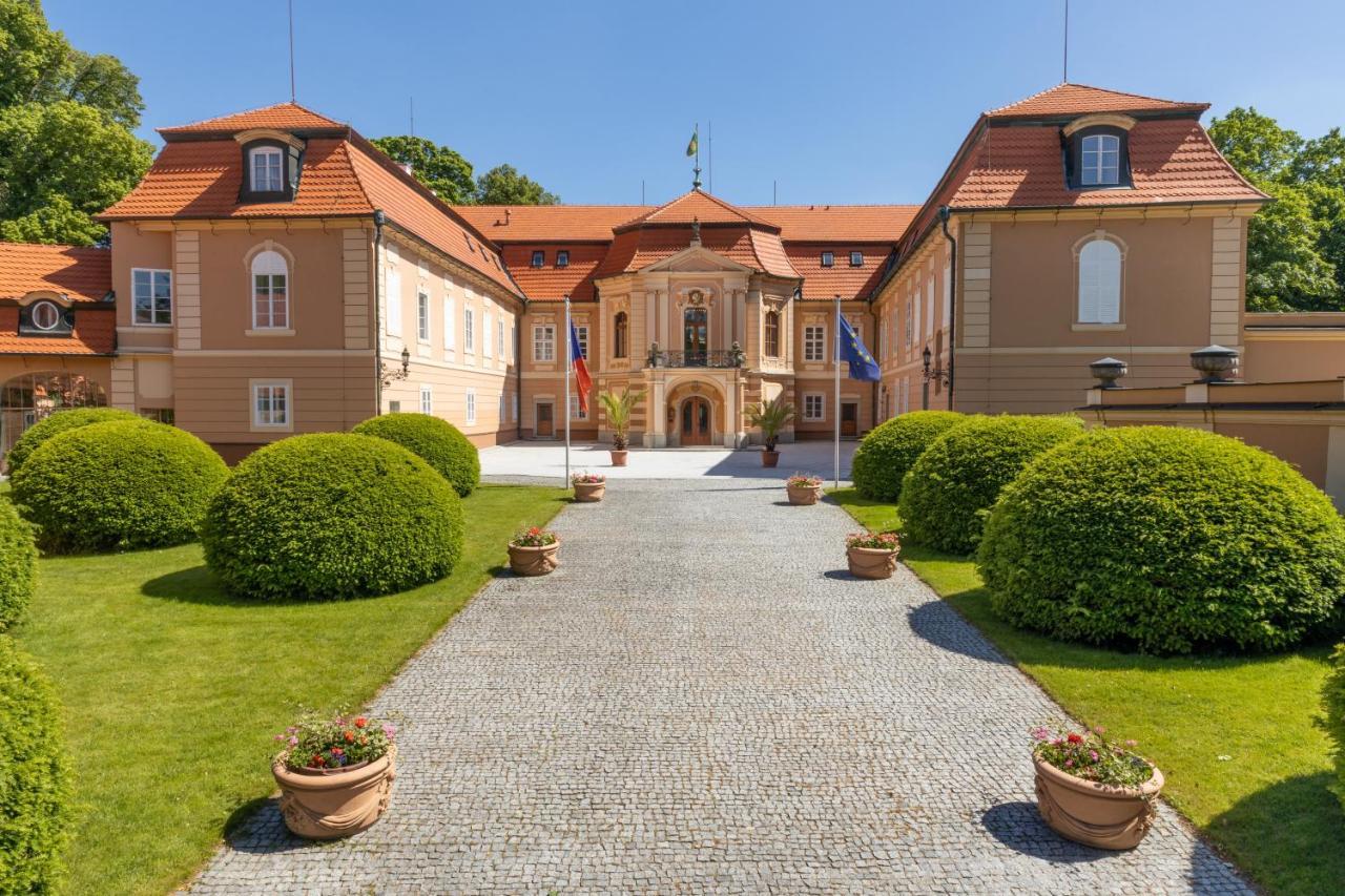 Hotel Zamek Stirin Velke Popovice Exterior photo