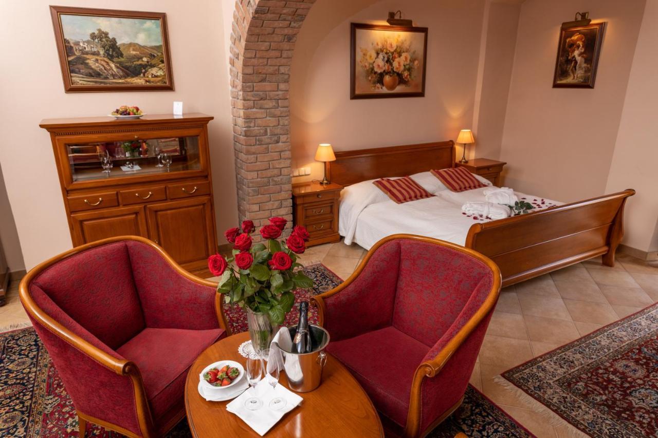 Hotel Zamek Stirin Velke Popovice Exterior photo