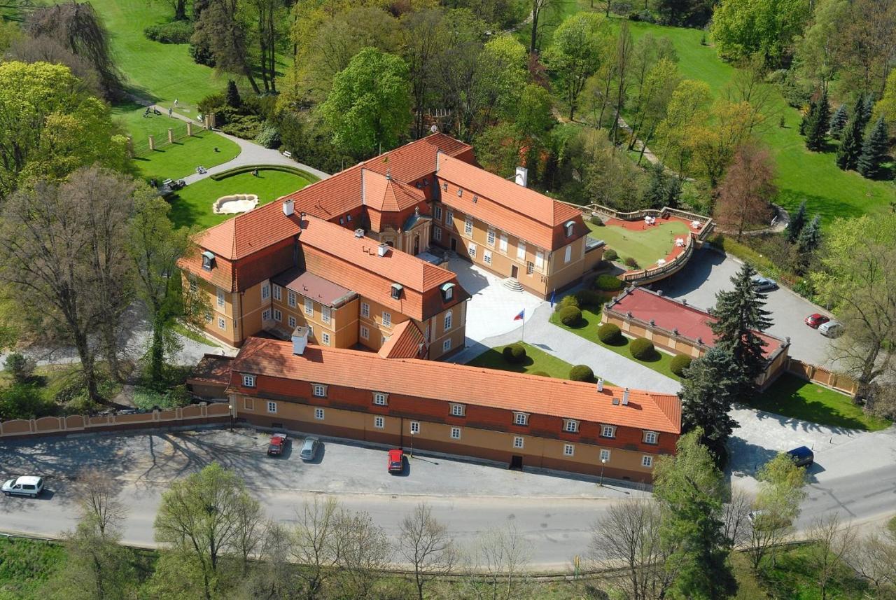Hotel Zamek Stirin Velke Popovice Exterior photo